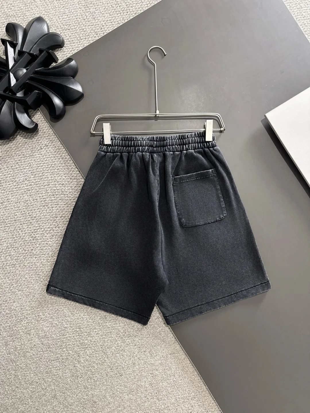 🅿️330 shipped next day. High-quality Stone Island/Stone Island 2025 spring and summer new elastic band casual solid color loose shorts. The hem of the trousers is stitched with two stitches. The stitching is fine and firm. The fabrics customized by the counter are highly breathable and comfortable. The details are impeccable. The design concept of brand elements reflects high quality. It feels delicate and soft! It presents a casual cut and the upper body shape is great! Size: S-XXL